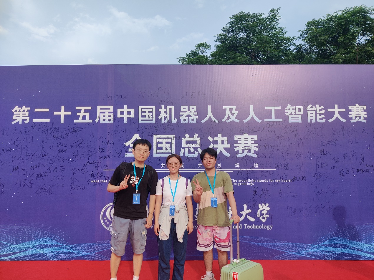 一群人站在人的照片上写着字描述已自动生成 一群人站在人的照片上写着字描述已自动生成