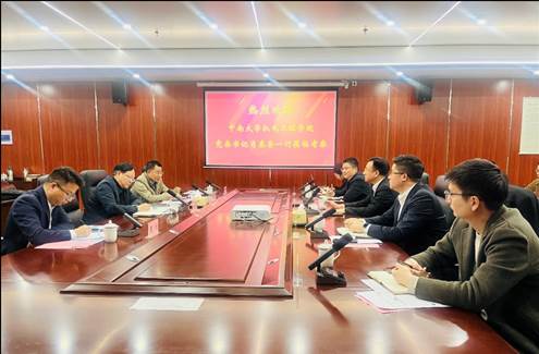 几个人在餐厅里低可信度描述已自动生成 几个人在餐厅里低可信度描述已自动生成